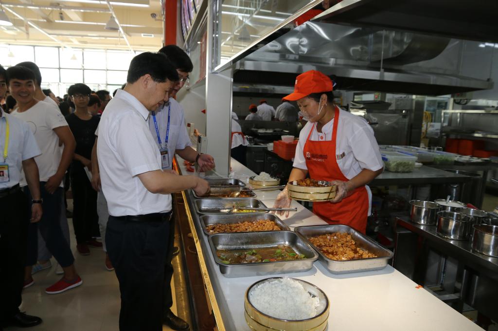 李院长查看售饭窗口饭菜