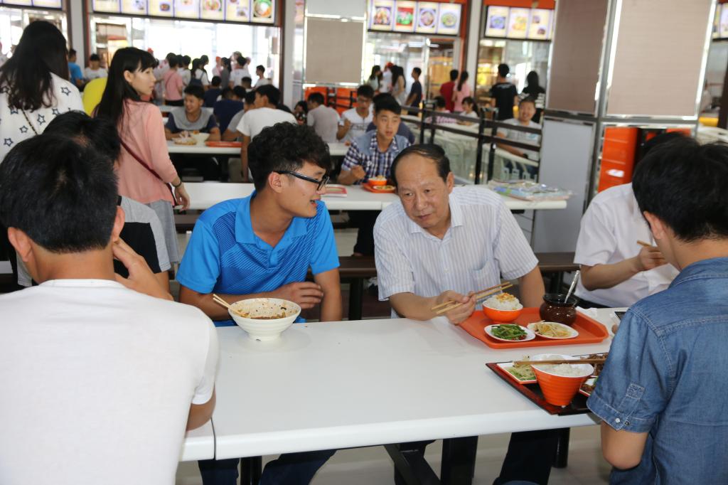 王书记和学生亲切交谈饭菜口味